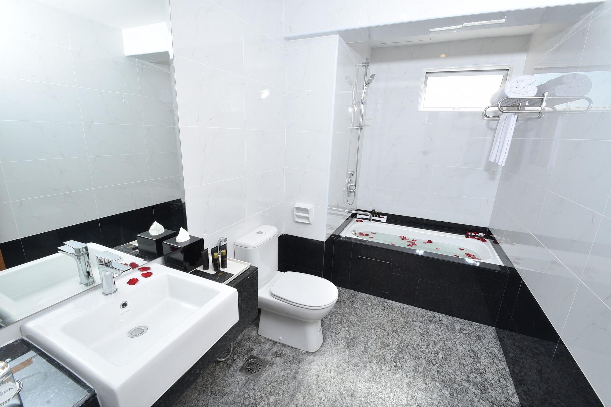 Tenera Hotel บางี ภายนอก รูปภาพ A modern bathroom