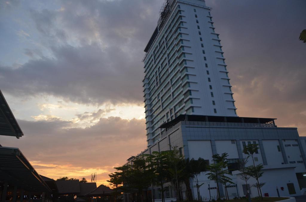 Tenera Hotel บางี ภายนอก รูปภาพ The 10-storey tower of the hospital