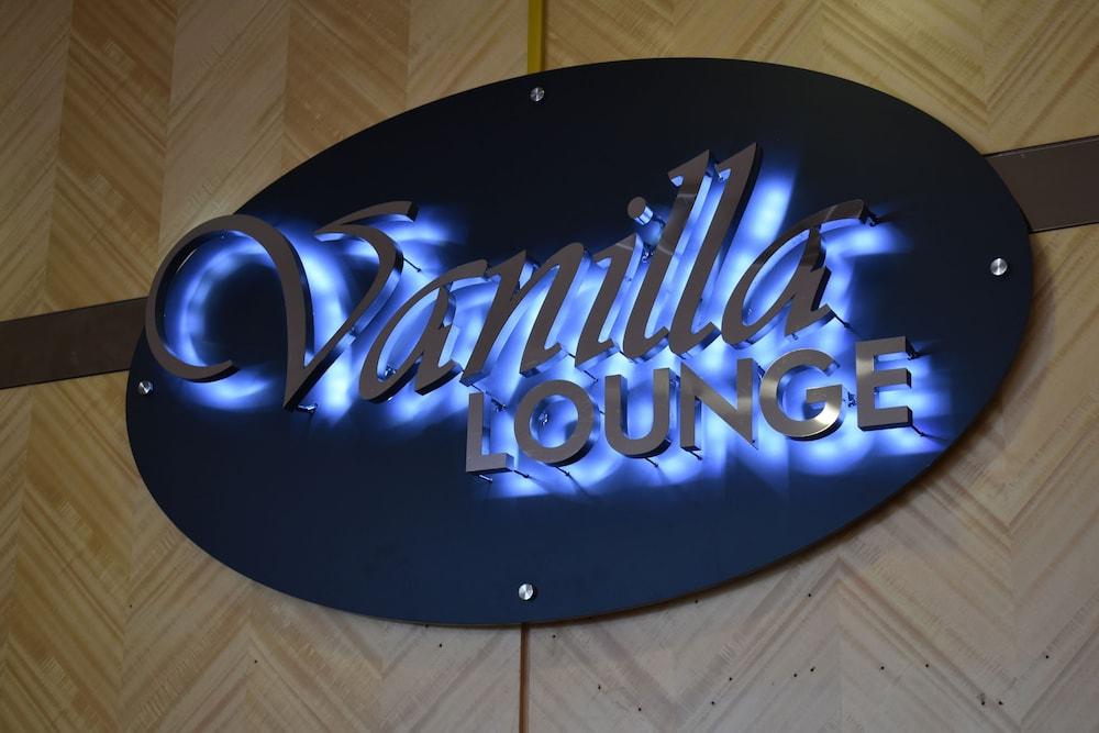 Tenera Hotel บางี ภายนอก รูปภาพ Vanilla Lounge logo