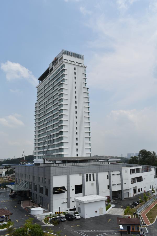 Tenera Hotel บางี ภายนอก รูปภาพ The 10-storey tower of the hospital