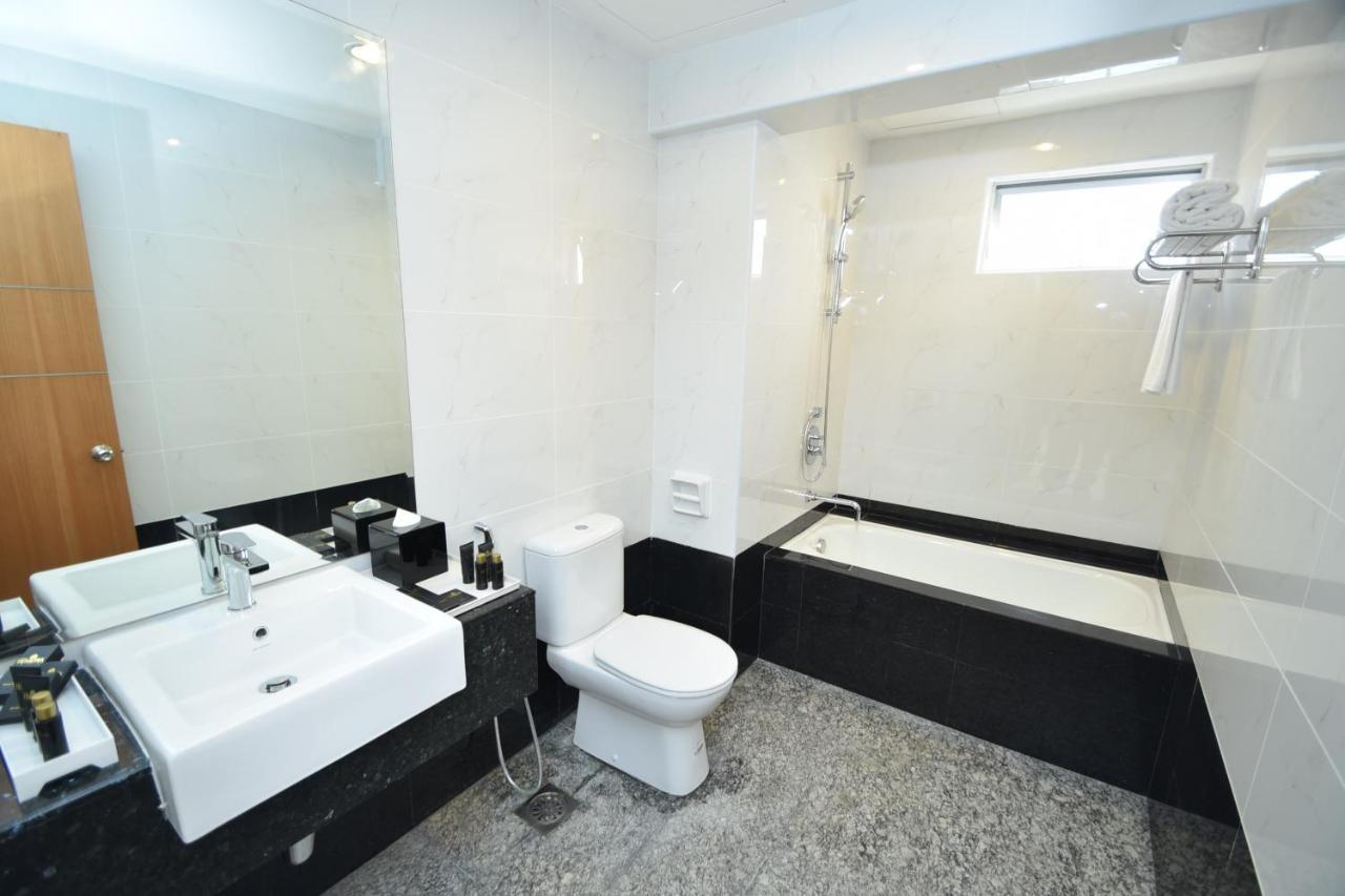 Tenera Hotel บางี ภายนอก รูปภาพ A modern bathroom