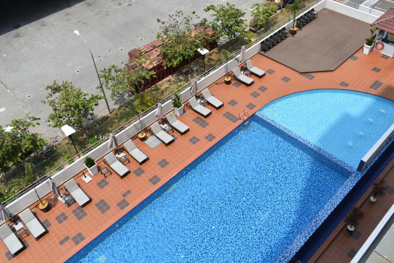 Tenera Hotel บางี ภายนอก รูปภาพ The pool at the hotel